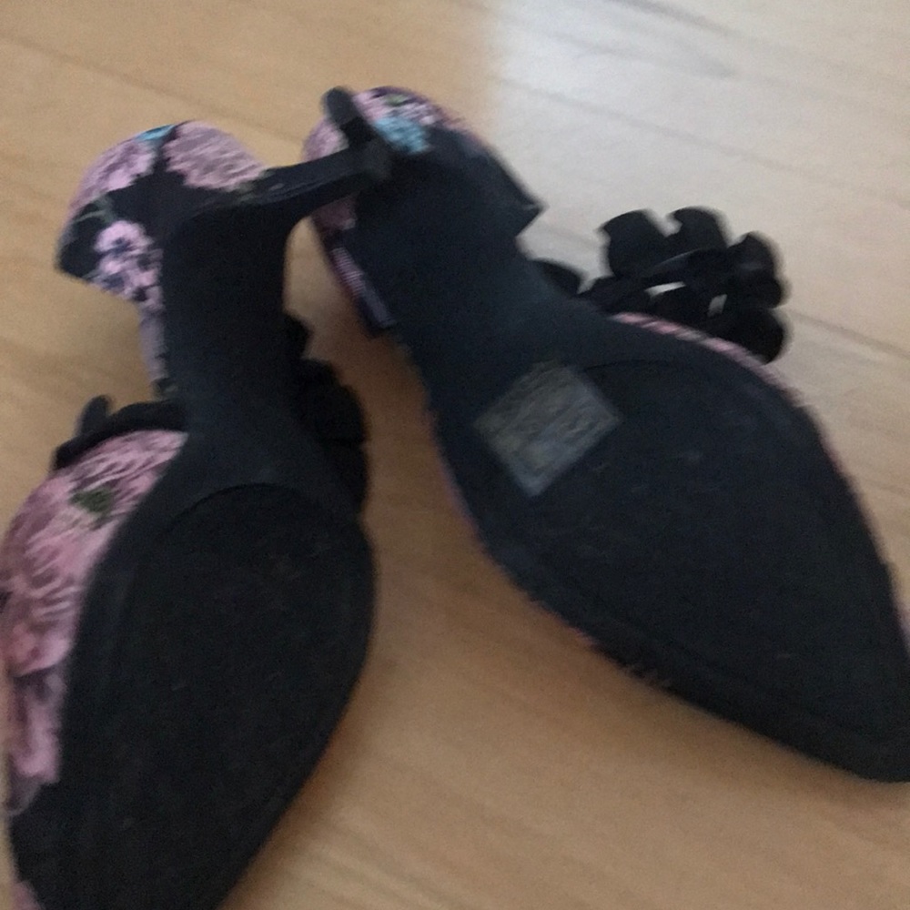 Heels - Picture 4 of 4